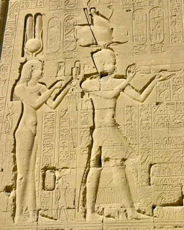 Cléopâtre VII et son fils Ptolémée XV (relief du temple d'Hathor, à Dendérah)