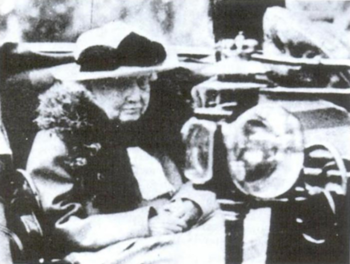 Charlotte, en promenade dans le parc du château de Bouchout (vers 1914)