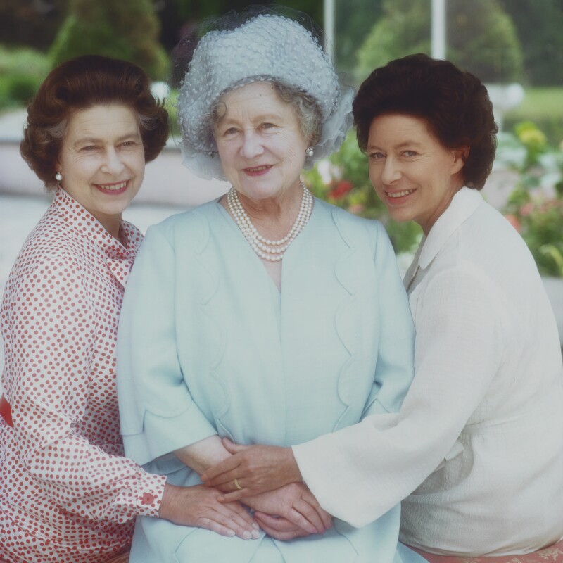 "Queen Mum" entourée de ses filles : Elisabeth II (à gauche) et Margaret (à droite), en 1980