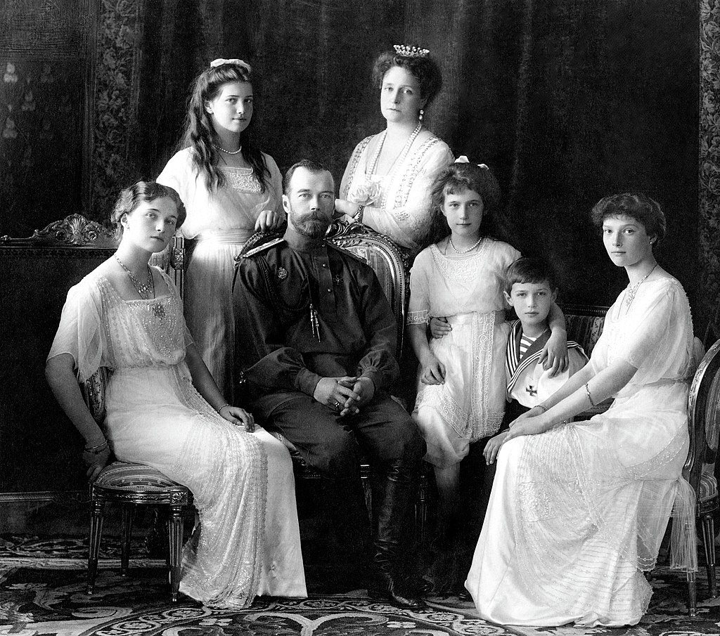 La famille impériale en 1913 : Olga, Maria, Nicolas II, Alexandra Feodorovna, Anastasia, Alexis et Tatiana (de gauche à droite)