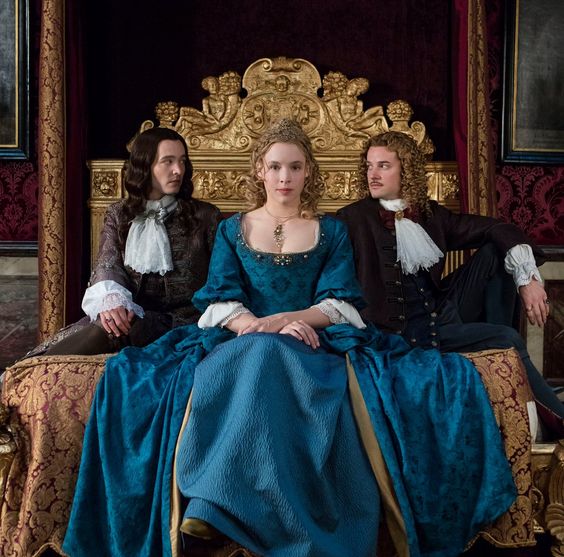 Alexander Vlahos (Philippe d'Orléans), Jessica Clark(Elisabeth-Charlotte de Bavière) Evan Williams (le chevalier de Lorraine)