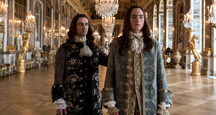 Georges Blagden (Louis XIV) et James Clack (le dauphin de France)