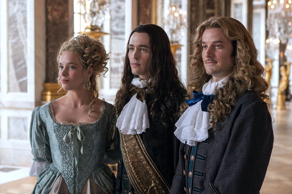 Jessica Clark (la princesse Palatine), Alexander Vlahos (Philippe d'Orléans), Evan Williams (le chevalier de Lorraine)