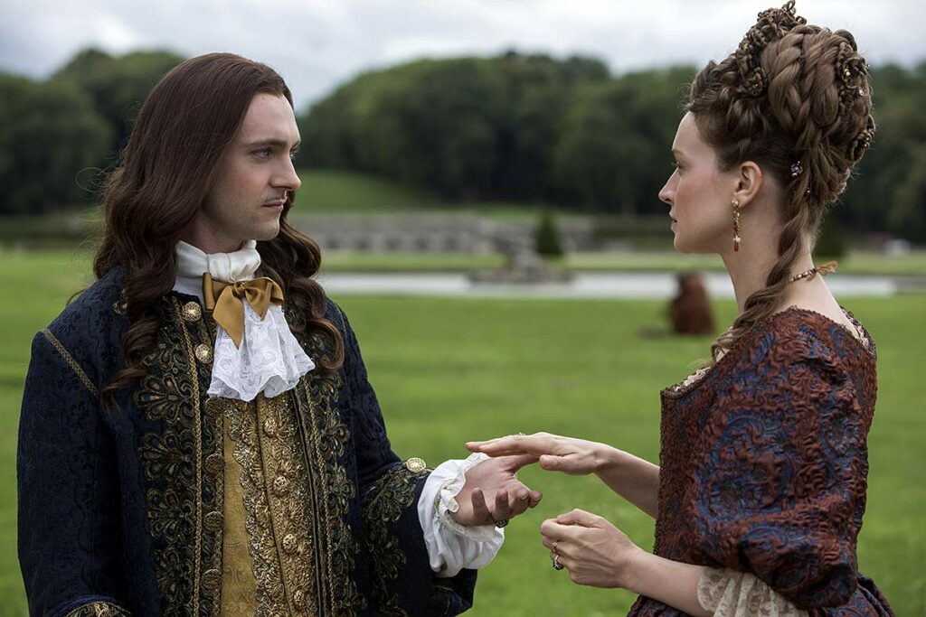 Catherine Walker (Mme de Maintenon) et George Blagden (Louis XIV)