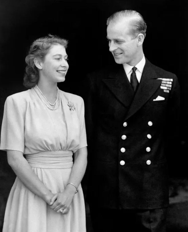 La princesse Elizabeth et Philip Mountbatten, le 10 juillet 1947, lors de l'annonce des fiançailles