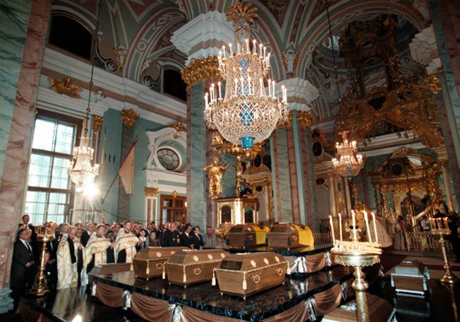 Photographie de la cérémonie d'inhumation des restes de la famille impériale, dans la cathédrale à Saint-Pétersbourg, le 17 juillet 1998