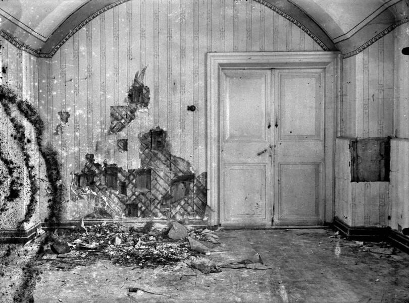 Photographie de la pièce où la famille impériale fut assassinée : le mur a été détérioré par les impacts des balles.