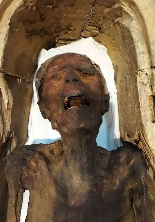 Photographie de la "momie hurlante" exposée au musée du Caire (tirée du magazine Historia)
